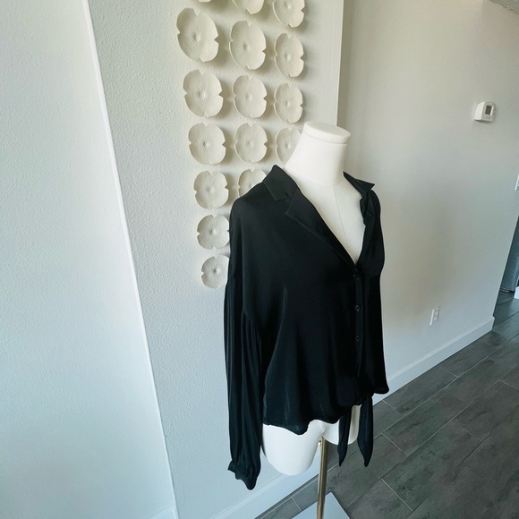 Pretty black blouse size large - Picture 4 of 6